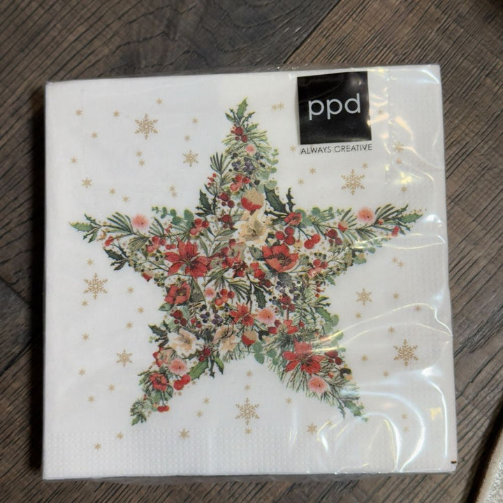 Festliche Weihnachts Geschenkbox mit Tee und Gebäck