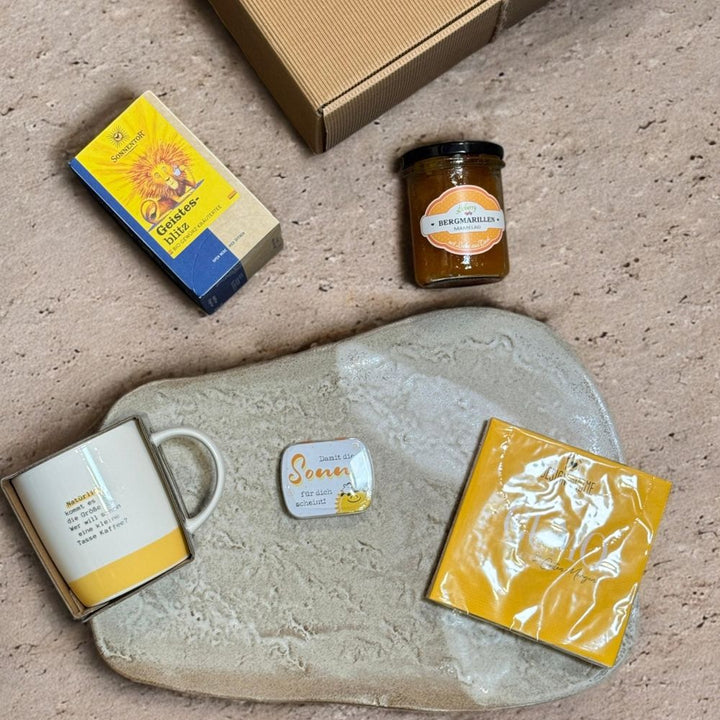 Ausgepacktes Tee Geschenkset Männer mit Tasse Sonnentor Tee Floberry Marmelade Servietten und Mintdose