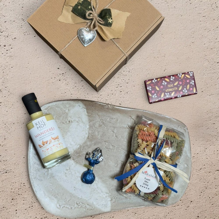 Ausgepacktes Weihnachtsgeschenk Eierlikör mit Keilhof Wanderei Eierlikör Venchi rote goldene Weihnachtskometen Grafik Werkstatt Schokolade Marella Fusilli Mix und Metall Weihnachtsmotiven