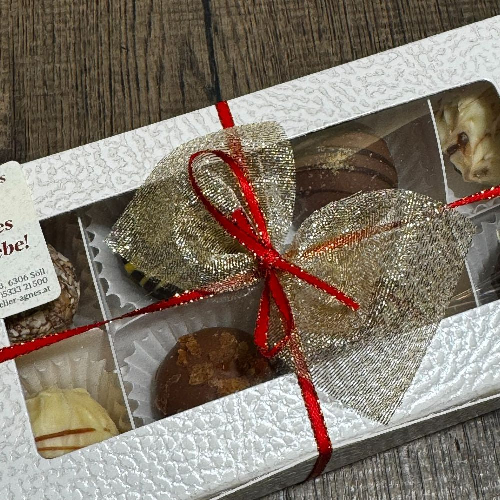Pralinen Geschenkbox Weihnachten 5er Set mit je 8 Pralinen in weißer Verpackung und weihnachtlicher Schleife in Geschenkverpackung