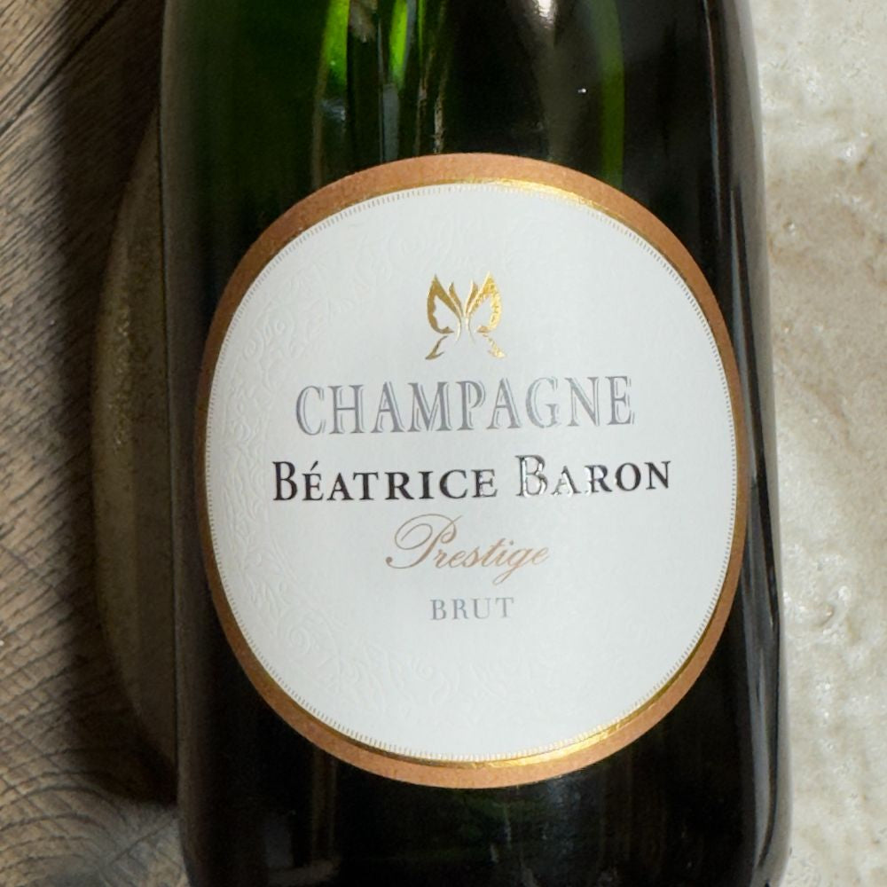 ausgepackte Champagner Geschenkbox mit Baron Albert Champagner Béatrice Baron Prestige 0,75 l Pralin