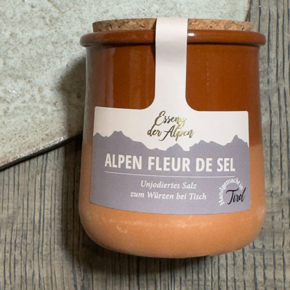 Ausgepackte Tirol Geschenkbox mit Keilhof Wanderei Eierlikör 0,2 l Essenz der Alpen Tiroler Schneefl