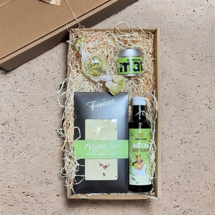 Matcha Geschenkbox mit Sonnentor Matcha Sirup Bio Grüntee Fenkart Schokolade und Brutti e Buoni in Geschenkverpackung