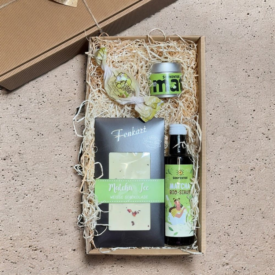 Matcha Geschenkbox mit Sonnentor Matcha Sirup Bio Grüntee Fenkart Schokolade und Brutti e Buoni in Geschenkverpackung