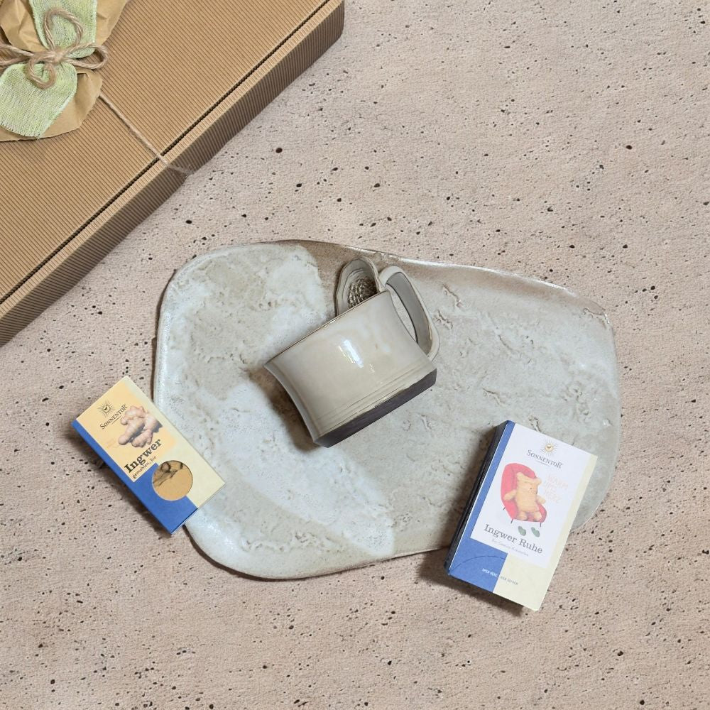 Ausgepackte Ingwertasse Geschenk mit Sonnentor Ingwer Ruhe Tee Sonnentor Ingwer gemahlen und original Ingwertasse Buttervogel Keramik