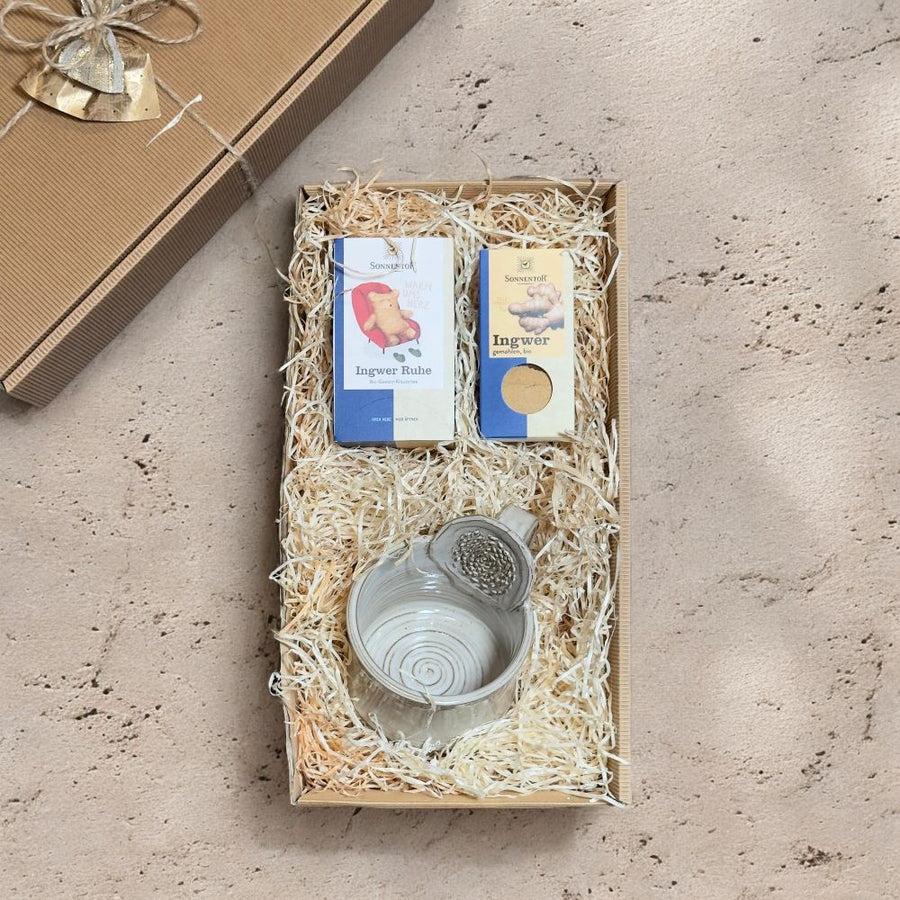 Ingwertasse Geschenk mit Sonnentor Ingwer Ruhe Tee gemahlenem Ingwer und handgefertigter Buttervogel Keramiktasse in Geschenkverpackung