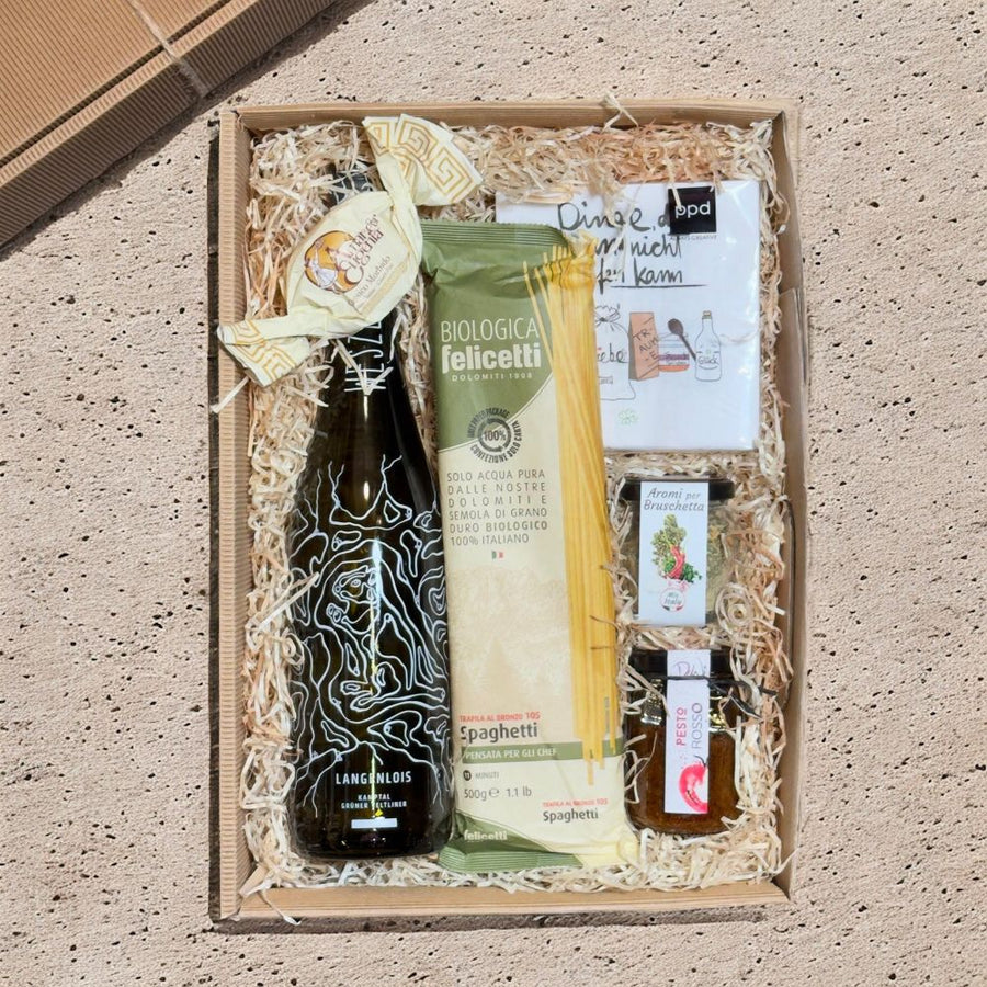 Geschenkbox Gruner Veltliner italienische Spezialitaten mit Wein Pasta und Kerze in Geschenkverpackung