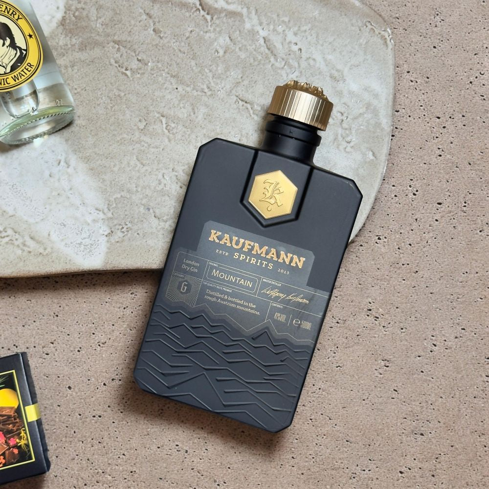 Nachaufnahme Ausgepacktes Gin Geschenkset mit Kaufmann Spirits Mountain Gin Thomas Henry Tonic Fenkart Gin Schokolade Sonnentor Pfeffer und ppd Servietten