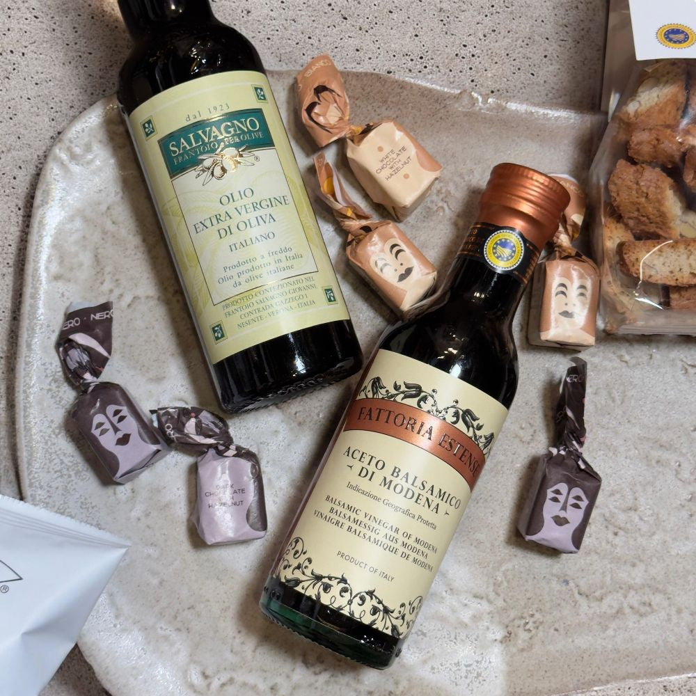 Nahaufnahme Ausgepackte Italienische Feinkost Geschenkbox