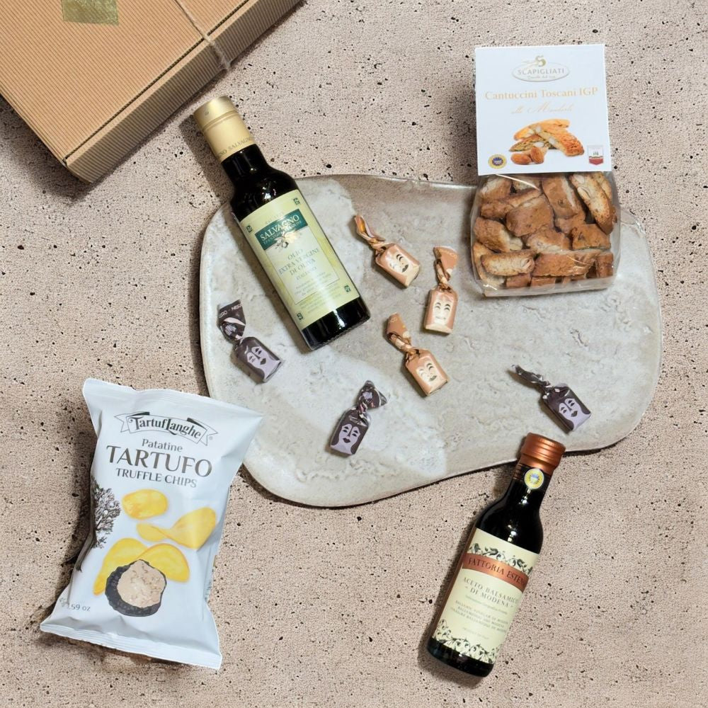 Ausgepackte Italienische Feinkost Geschenkbox mit Salvagno Olivenöl Fattoria Estense Balsamico Scapigliati Cantuccini schwarzweißen Trüffeln und TartufLanghe Chips