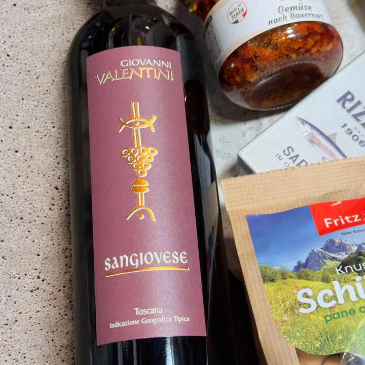 Nachaufnahme Italienische Feinkost Geschenkbox mit Valentini Sangiovese Wein Rizzoli Sardinen Fritz & Felix Schüttelbrot Live & Gourmet Gemüse und Jägersalami