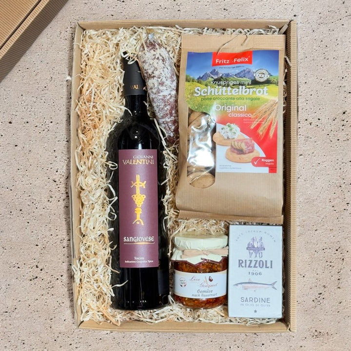 Italienische Feinkost Geschenkbox mit Sangiovese Wein Jägersalami Sardinen Schüttelbrot und Gemüse in Geschenkverpackung