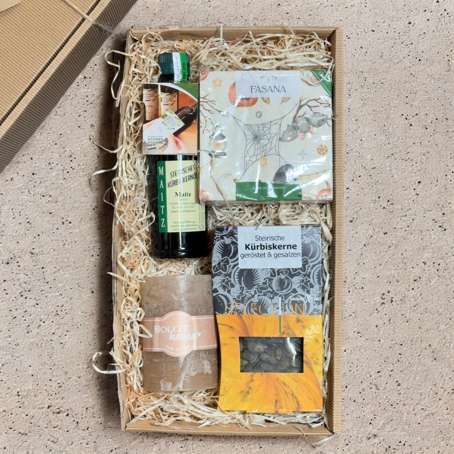 Steirische Spezialitäten Geschenkbox mit Maitz Kürbiskernöl SteirerKraft Kürbiskerne Sonnentor Ingwer Tee und Stumpenkerze in Geschenkverpackung