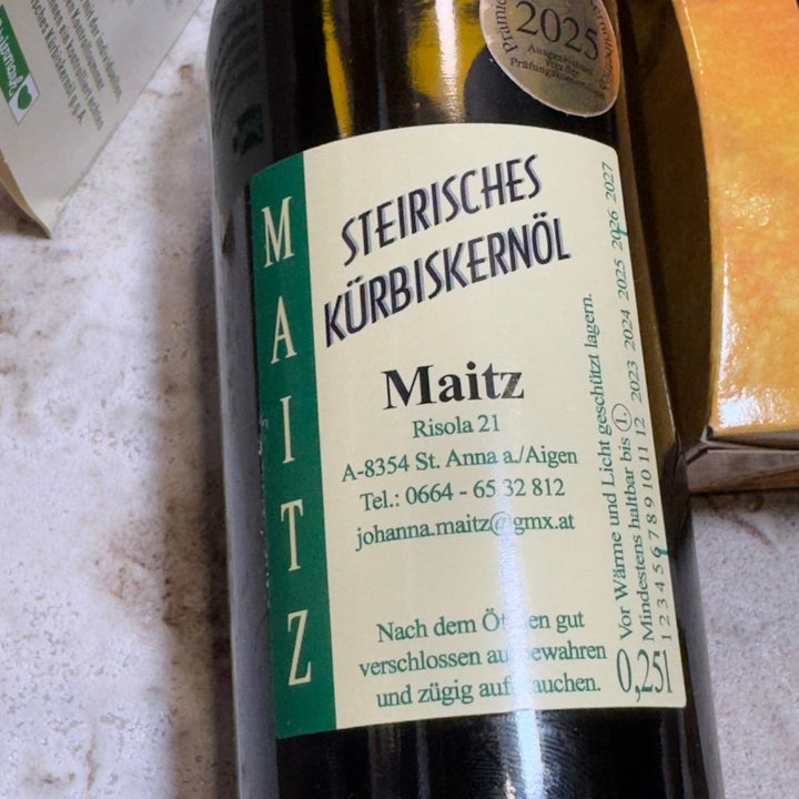 Nahaufnahme ausgepackte Steirische Spezialitäten Geschenkbox mit Maitz Kürbiskernöl
