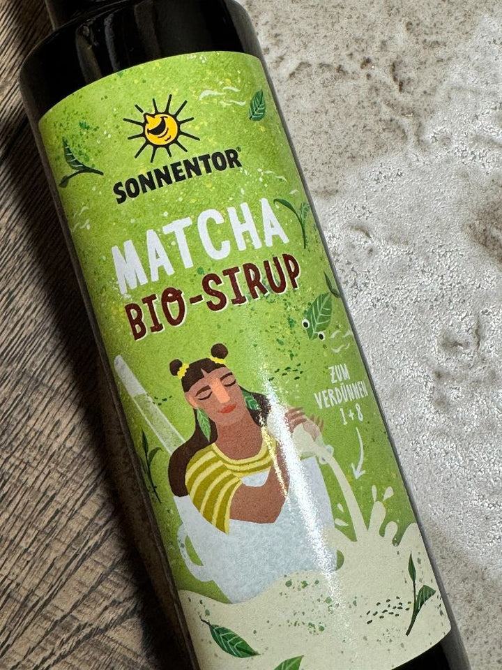 Ausgepackte Grüntee Geschenkbox mit Sonnentor Die blumige Jasmin Tee 27g Sonnentor Matcha Sirup 250