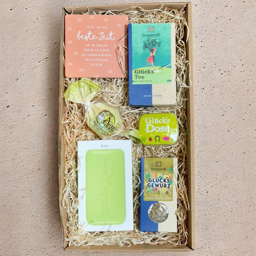Glücks Geschenkbox mit Sonnentor Glücks Tee Gewürzblüten Tiroler Reine Birke Seife Amaretti Glücksdose und Korkuntersetzer in Geschenkverpackung