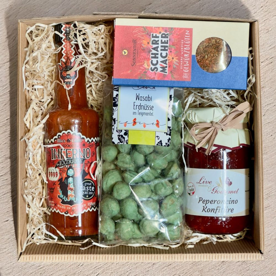 Scharfe Geschenkbox mit DeWi Wasabi Erdnüsse Mics Chilli Inferno Sauce Peperoncino Konfitüre und Sonnentor Scharfmacher Gewürzblüten in Geschenkverpackung