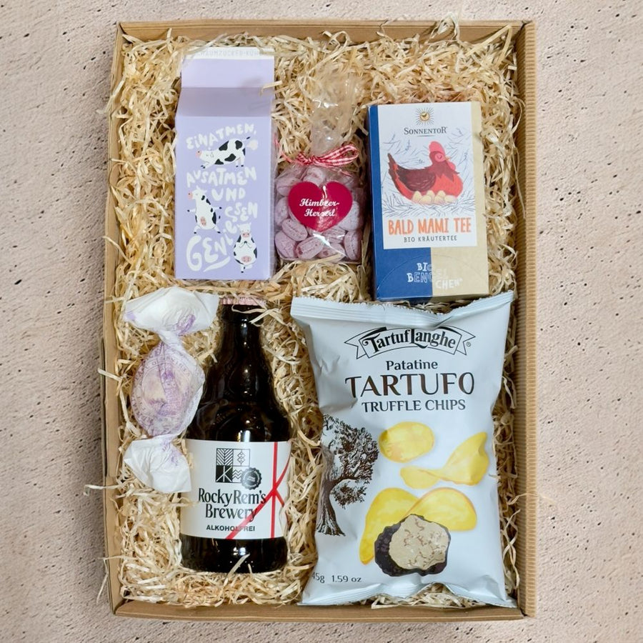 Geschenkbox für Schwangere mit Rocky Rems alkoholfreiem Bier Sonnentor Bald Mami Tee Truffle Chips Schaumzucker Kühe Herzzuckerl und Brutti e Buoni in Geschenkverpackung