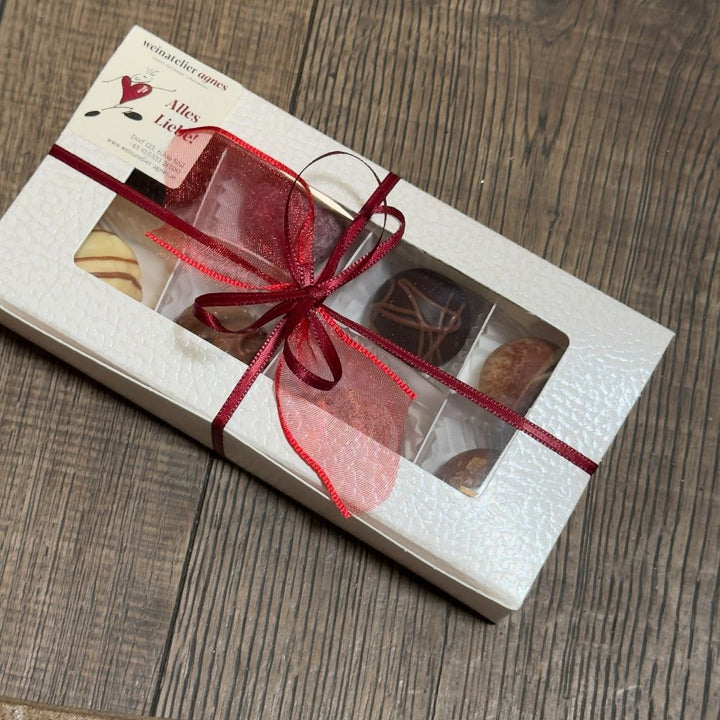 Ausgepackte Champagner Geschenkbox mit Baron Albert Champagner Béatrice Baron Prestige 0,75 l Pralin