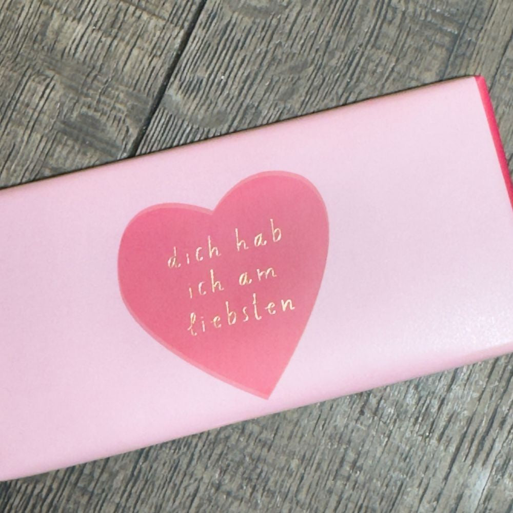 Ausgepackte Champagner Geschenkbox mit Baron Albert Champagner Béatrice Baron Prestige 0,75 l Pralin