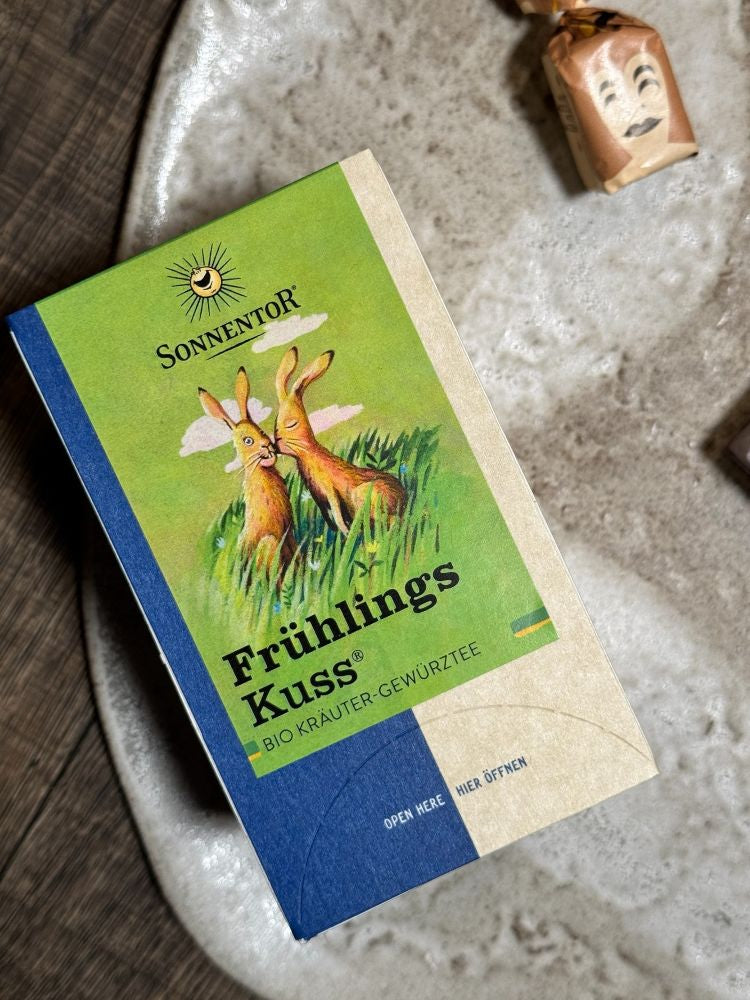Ausgepackte Frühlings Geschenkbox mit Sonnentor Frühlingskuss Kräutertee Bio 27g 2x Tartufo schwarz