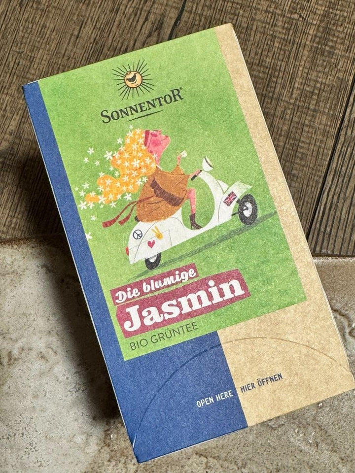 Grüntee Geschenkbox mit Jasmintee Matcha Sirup Schokolade