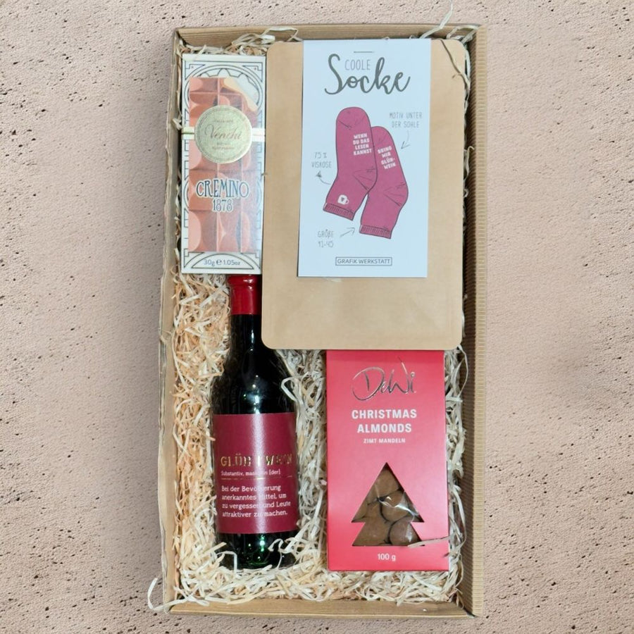 Glühwein Geschenkbox mit Grafik Werkstatt Glühwein Coole Socke DeWi Zimt Mandeln und Venchi Schokolade in Geschenkverpackung