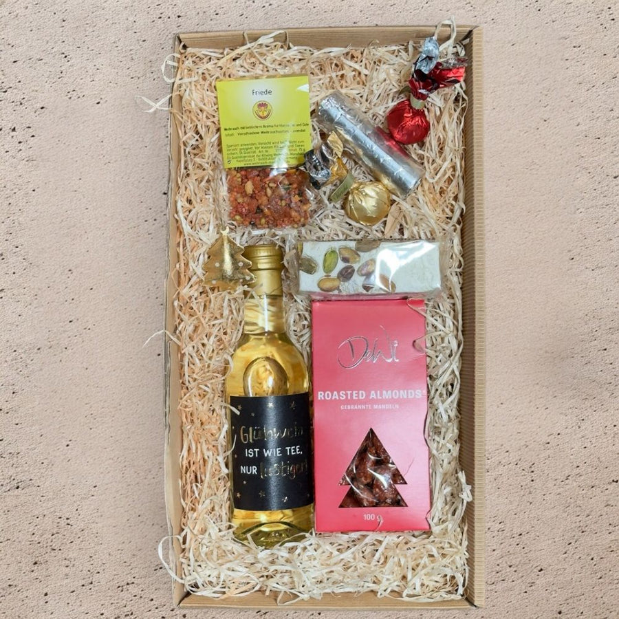 Weihnachtsmarkt Geschenkbox mit Glühwein gebrannten Mandeln Nougat Venchi Schokolade Räucherkohle und Weihnachtsdeko in Geschenkverpackung