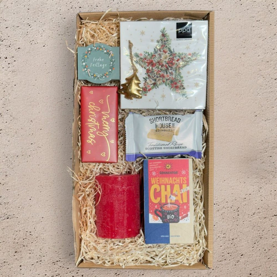 Weihnachts Geschenkbox mit Sonnentor Weihnachts Chai Shortbread Schokolade roter Kerze Pflanztöpfchen und Weihnachtsdeko in Geschenkverpackung