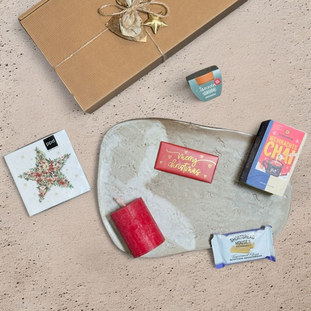 Ausgepackte Weihnachts Geschenkbox mit Sonnentor Weihnachts Chai Two Shortbread Fingers Grafik Werkstatt Schokolade Merry Christmas roter Wachskerze Pflanztöpfchen Tannengrüße ppd Beautiful Christmas Star Servietten und Metall Weihnachtsmotiven