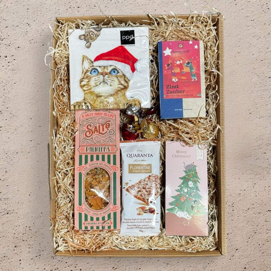 Weihnachten Geschenkbox mit Salto Palmiers Venchi Schokolade Quaranta Florentine Fruchtgummi Sonnentor Zimt Zauber Tee und ppd Servietten in Geschenkverpackung