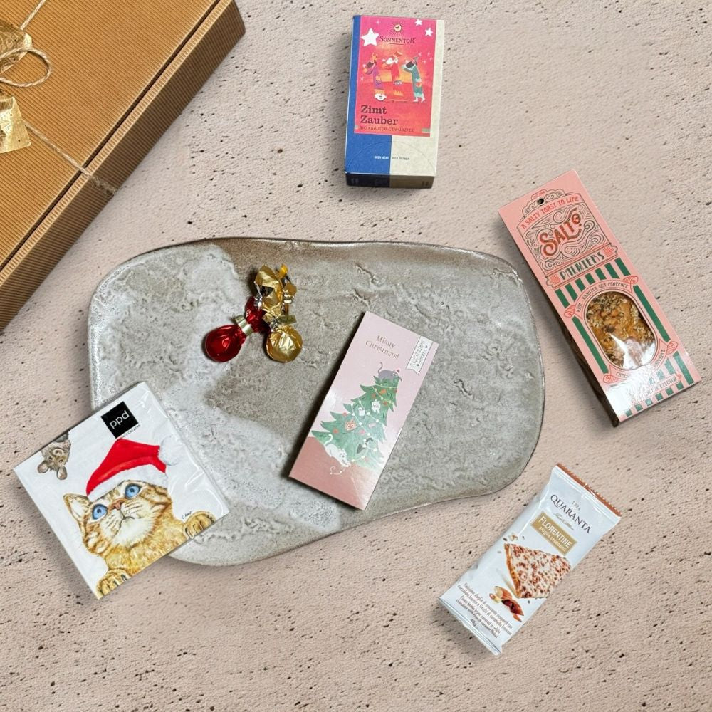 Ausgepackte Weihnachten Geschenkbox mit Salto Palmiers Käse Kräuter der Provence Venchi rote goldene Weihnachtskometen Quaranta Florentine weiße Schoko Karamell Grafik Werkstatt Fruchtgummi Merry Christmas Sonnentor Zimt Zauber Tee und ppd Who are you Ser