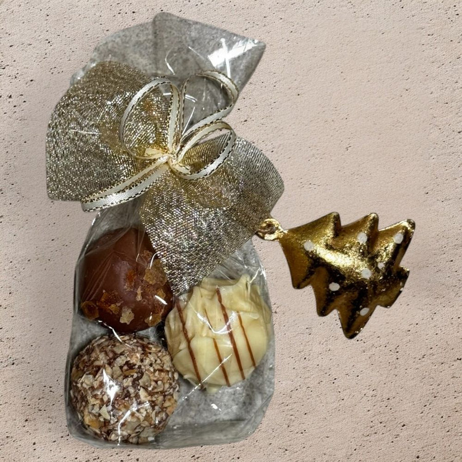Pralinen Geschenkset Weihnachten mit 10 Säckchen Pralinen weihnachtlichen Anhängern Schleifen