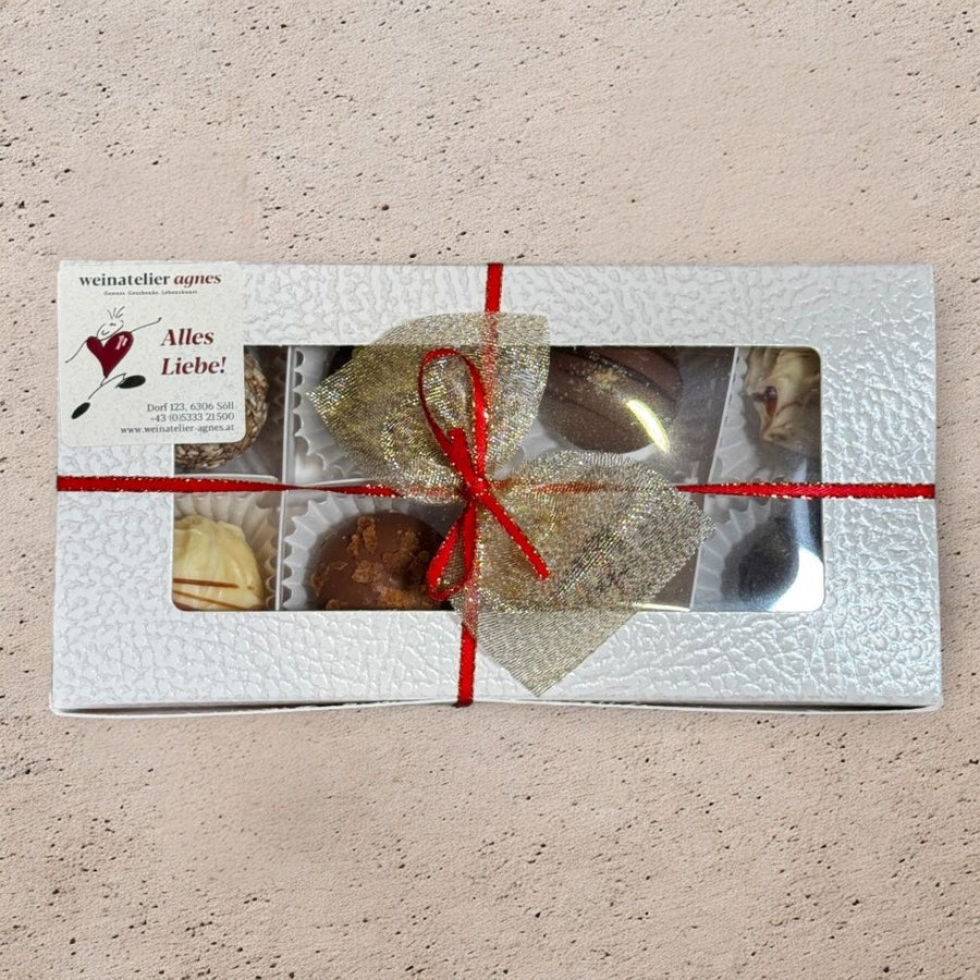 Pralinen Geschenkbox Weihnachten 5er Set mit je 8 Pralinen in weißer Verpackung und weihnachtlicher Schleife in Geschenkverpackung