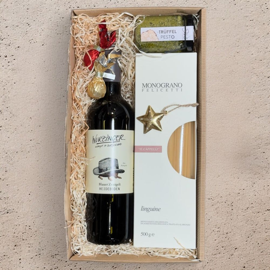 Wein Geschenkbox Weihnachten mit Wurzinger Blauer Zweigelt DeWi Pesto Trüffel Felicetti Linguine Venchi Schokolade und Weihnachtsdeko in Geschenkverpackung