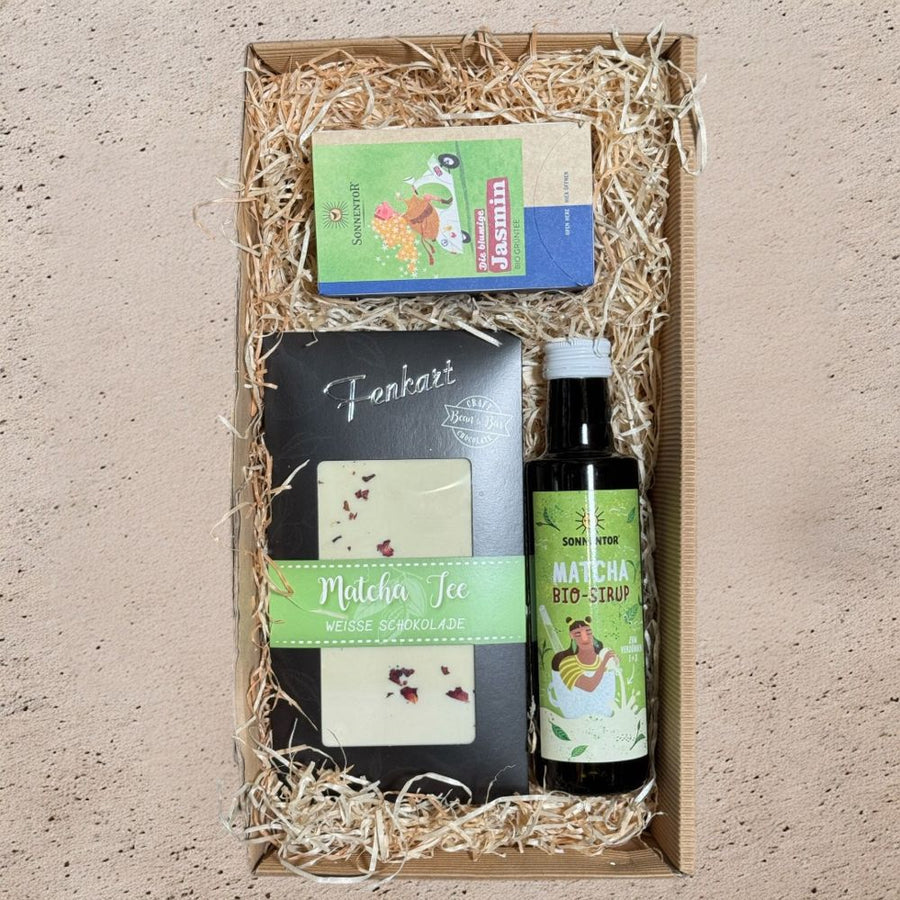Grüntee Geschenkbox mit Sonnentor Jasmin Tee Matcha Sirup Fenkart Matcha Schokolade in Geschenkverpa