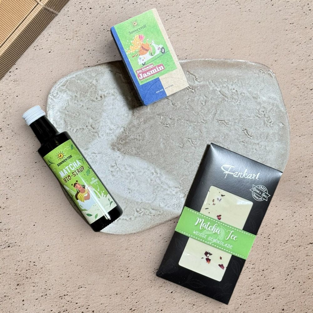 Ausgepackte Grüntee Geschenkbox mit Sonnentor Die blumige Jasmin Tee 27g Sonnentor Matcha Sirup 250