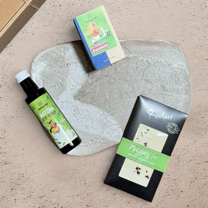 Ausgepackte Grüntee Geschenkbox mit Sonnentor Die blumige Jasmin Tee 27g Sonnentor Matcha Sirup 250
