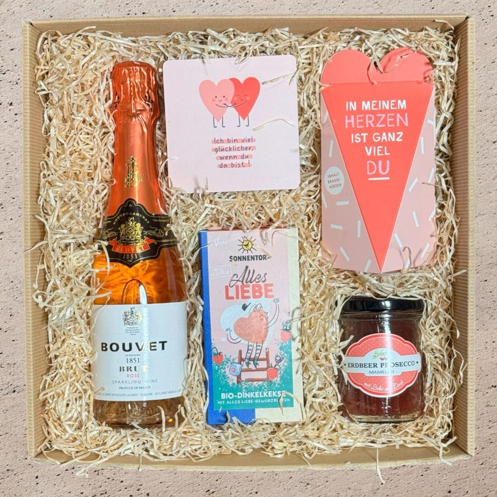 Geschenkbox Liebe mit Bouvet Rosé Brauseherzen Erdbeer Prosecco Marmelade Dinkel Herz Keksen und Kor