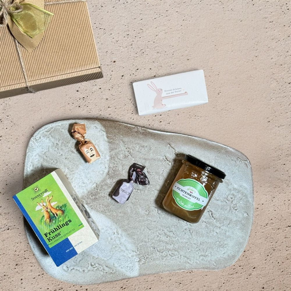 Ausgepackte Frühlings Geschenkbox mit Sonnentor Frühlingskuss Kräutertee Bio 27g 2x Tartufo schwarz