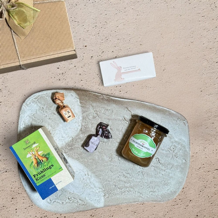 Ausgepackte Frühlings Geschenkbox mit Sonnentor Frühlingskuss Kräutertee Bio 27g 2x Tartufo schwarz
