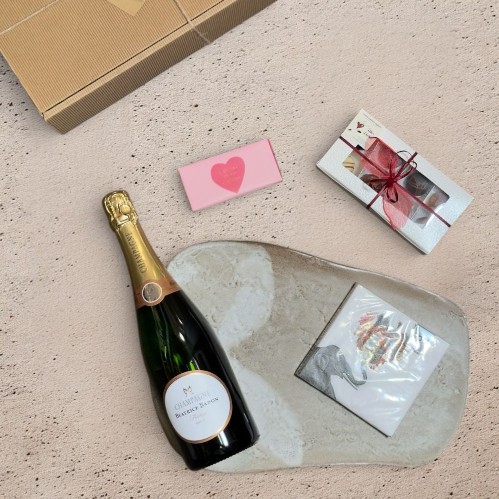 ausgepackte Champagner Geschenkbox mit Baron Albert Champagner Béatrice Baron Prestige 0,75 l Pralin