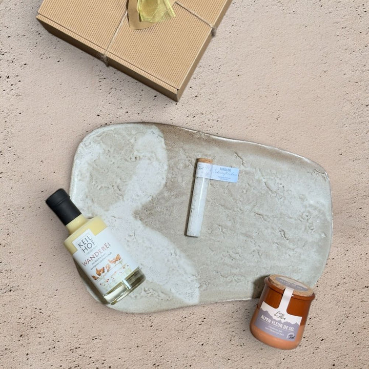 Ausgepackte Tirol Geschenkbox mit Keilhof Wanderei Eierlikör 0,2 l Essenz der Alpen Tiroler Schneefl