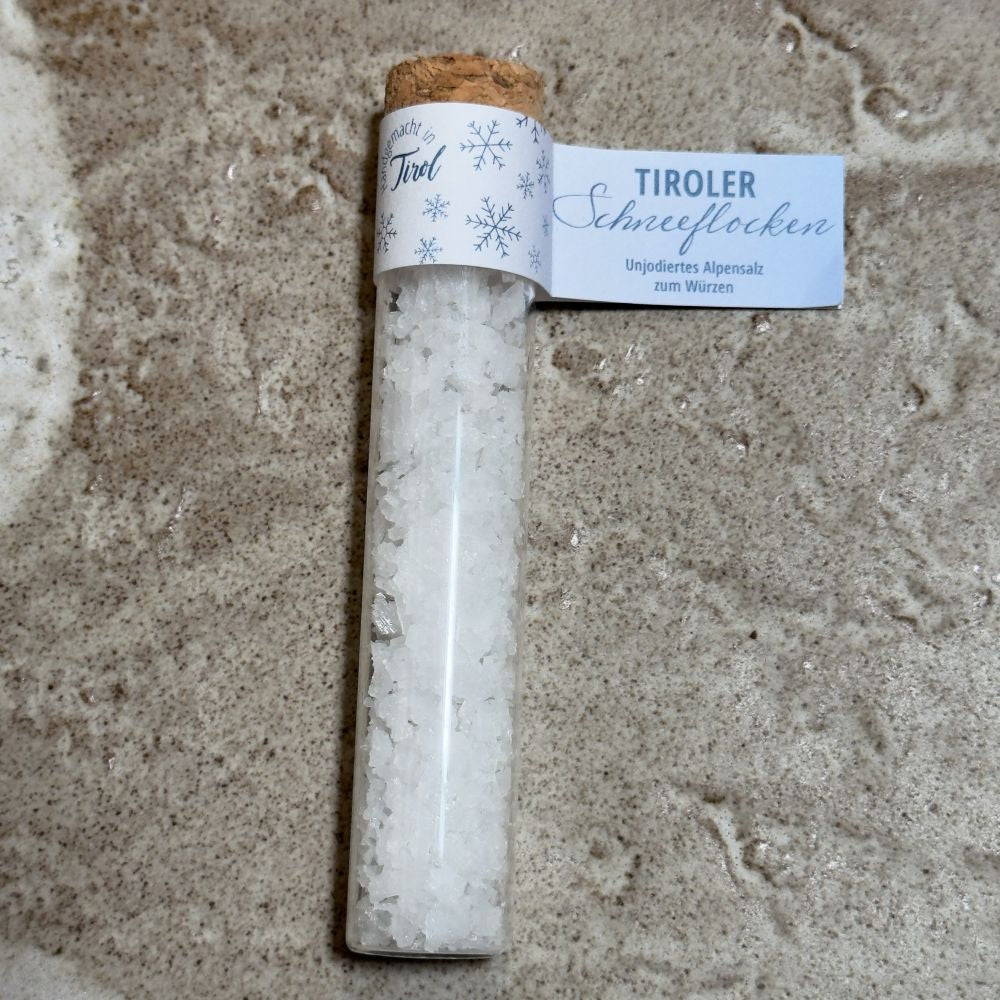 Ausgepackte Tirol Geschenkbox mit Keilhof Wanderei Eierlikör 0,2 l Essenz der Alpen Tiroler Schneefl